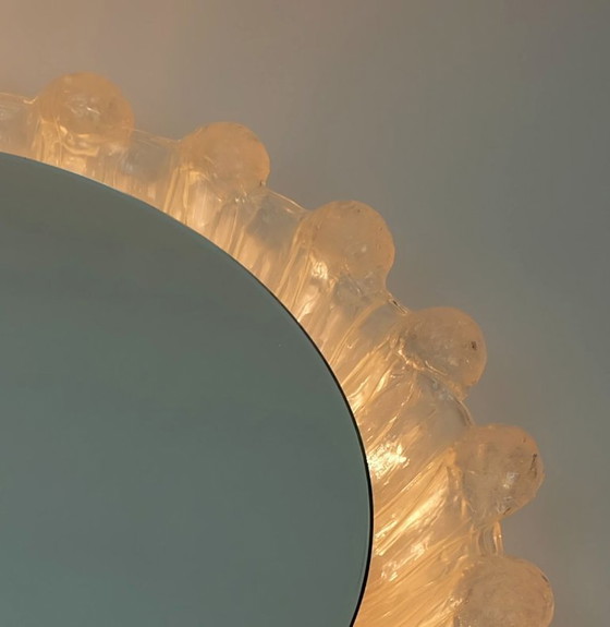 Image 1 of Verlichte wandspiegel van Schöninger met acryl frame en ijsglasdecoratie, jaren 60/70.