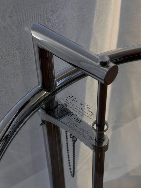 Table d'appoint réglable E 1027 par Eileen Gray – ClassiCon, Tables d'appoint, Glass, Metal (photo 3 of 6)