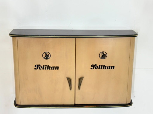 Precioso armario de pared Pelikan vintage, vitrina colgante, estilo moderno de mediados de siglo.