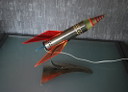 Lampada a razzo, rossa, gialla e blu, realizzata in acciaio inossidabile, anni '70, stile Space Age, fatta a mano.