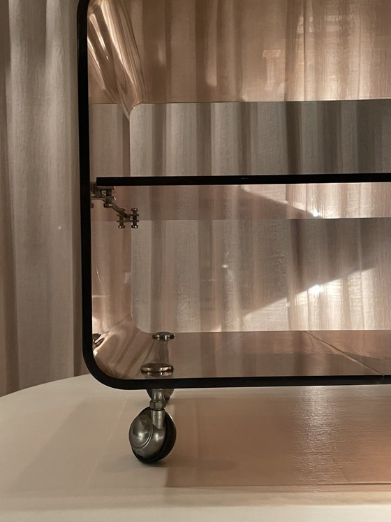 Carrello di servizio vintage in plexiglas color marrone fumo – Michel Dumas per Roche Bobois, anni '70 (photo 10 of 11)