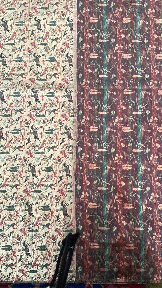 Image 1 of Grote antieke brokaat jacquardstof met een Perzische jachtscène – gouden metallic draden – 447 x 96 cm