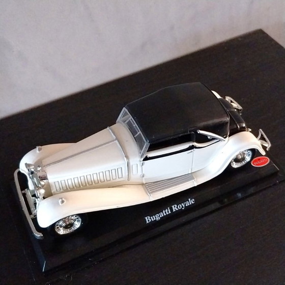 Image 1 of Elegant vintage-style die-cast model car representing a luxurious 1930s Julklapp,Christmasgift