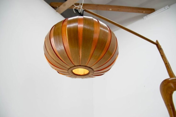 Image 1 of Skulpturale Stehlampe aus Holz und Furnier im Stil der Mid-Century-Moderne der 1960er Jahre.