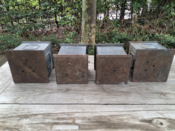 4 französische quadratische Pflanzkübel aus Gusseisen mit schöner Patina – Cast Iron (photo 3 of 6)