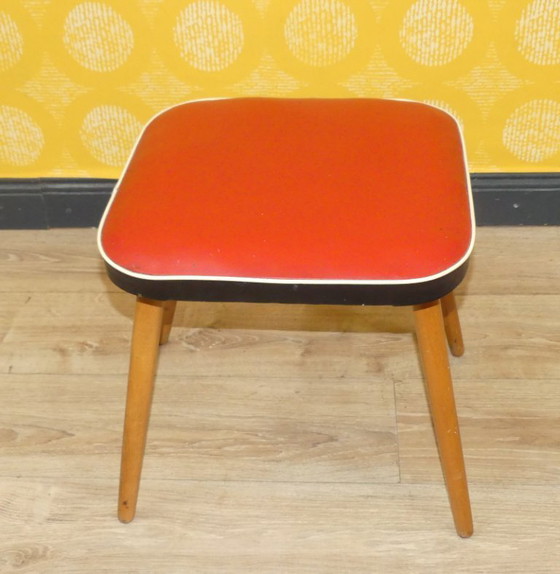 Image 1 of Tabouret des années 1950 à ressorts en bois rouge fifties classique rétro rockabilly stool