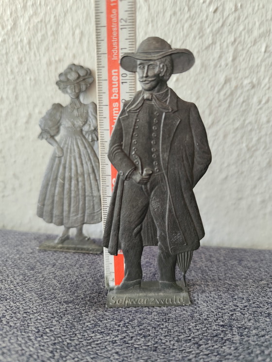 Image 1 of Platte metalen beeldjes uit het Zwarte Woud – vintage – handgemaakt – zeldzaam – ca. 12 cm