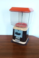 Distributeur automatique de boules de gomme des années soixante-dix