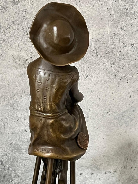Image 1 of Élégante statue en bronze d'une femme portant un chapeau
