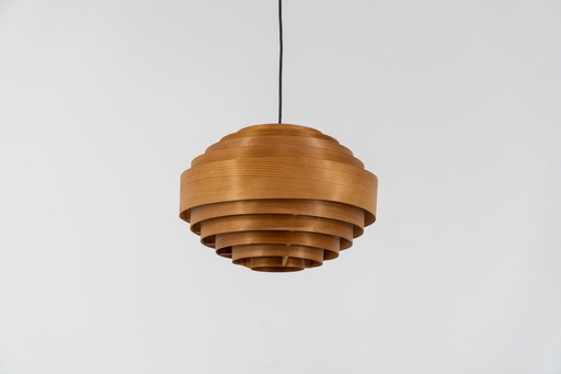 Pine pendant light by Hans-Agne Jakobsson  for Ellysett (Sweden, 1960s).