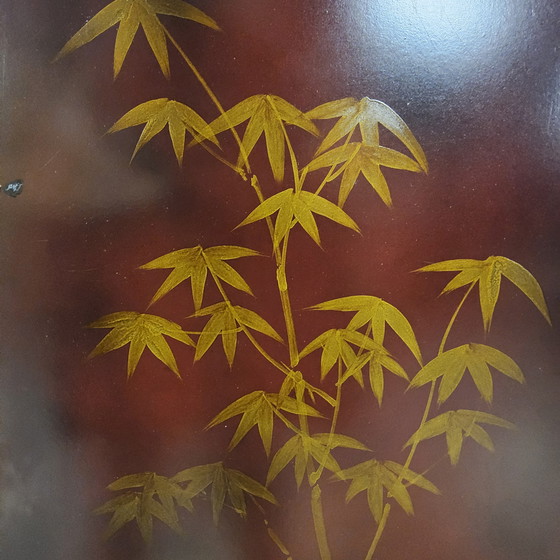 Image 1 of Mobiletto cinese d'epoca con uccelli e fiori rossi e dorati, stile bohémien / mobiletto orientale / mobiletto asiatico