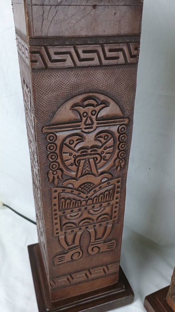 Image 1 of Paire Lampes Angel L. Pazmino Totem en Cuir Vintage Motifs Aztéque Inca ou Maya