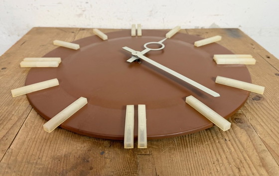 Image 1 of Reloj de pared industrial marrón de oficina de Pragotron, década de 1970