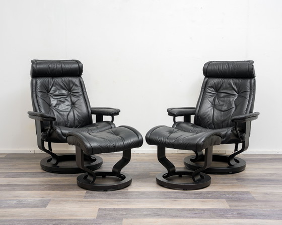 Image 1 of Sillón reclinable escandinavo con reposapiés, fabricante Stressless Ekornes, modelo “Prince”, cuero negro.