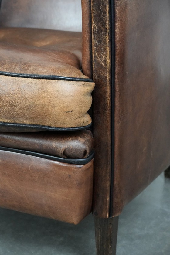 Image 1 of Vintage schapenleren clubfauteuil met een mooi patina