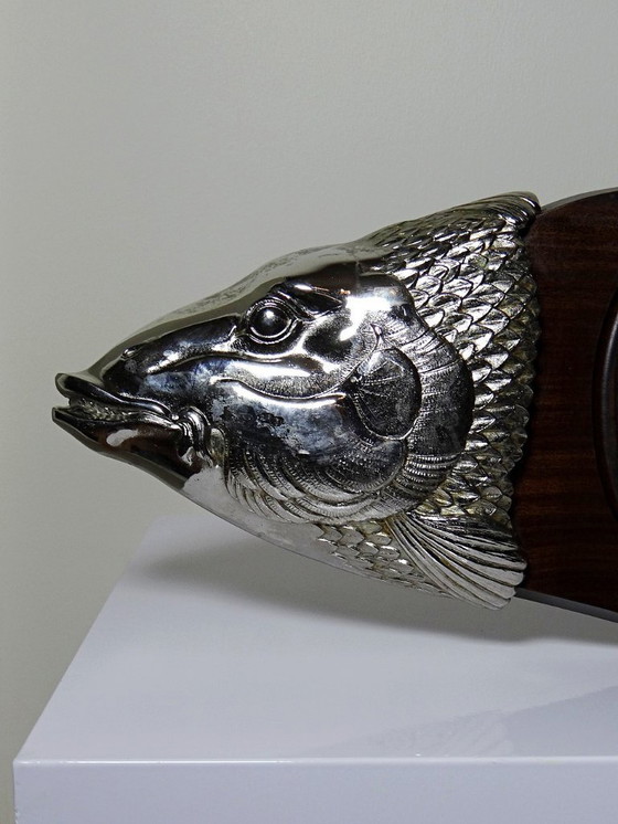 Image 1 of Grand plateau de service à saumon bois et métal argenté vintage années 60