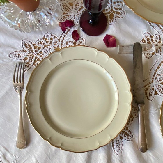 Image 1 of Set van 6 antieke gebroken witte porseleinen dinerborden met gouden rand, Limoges ULIM