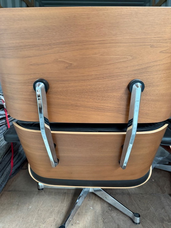 Image 1 of Highlight: Kaum benutzter De Vitra Lounge-Sessel mit Hocker.