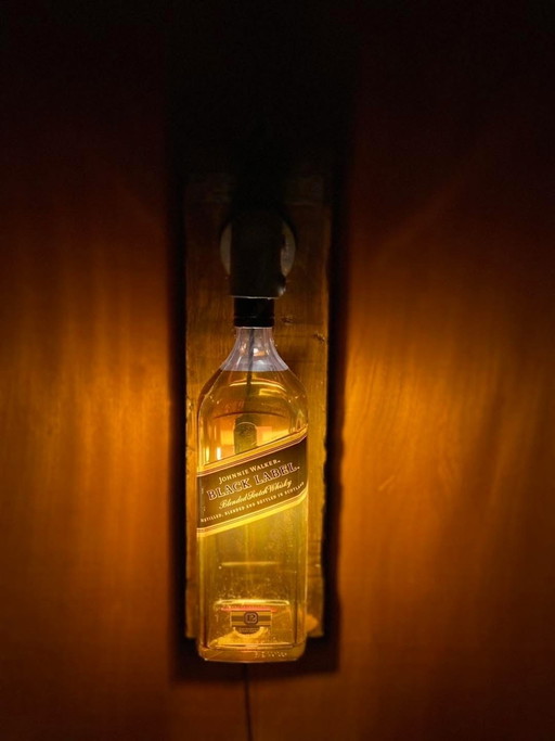 Lampe d'ambiance bouteille de whisky avec tube d'échafaudage et bois