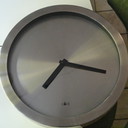 Orologio da parete minimalista di Zack in acciaio inossidabile spazzolato.