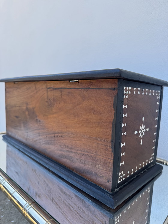 Image 1 of Antico baule orientale con intarsi in madreperla