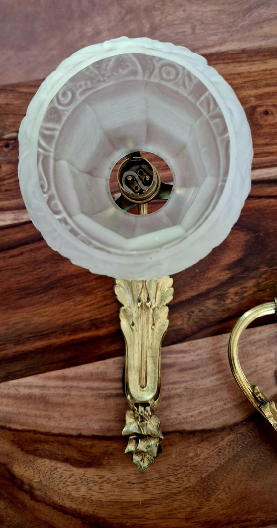 Image 1 of Coppia di appliques in bronzo dorato e vetro smerigliato sagomato - periodo Art Nouveau