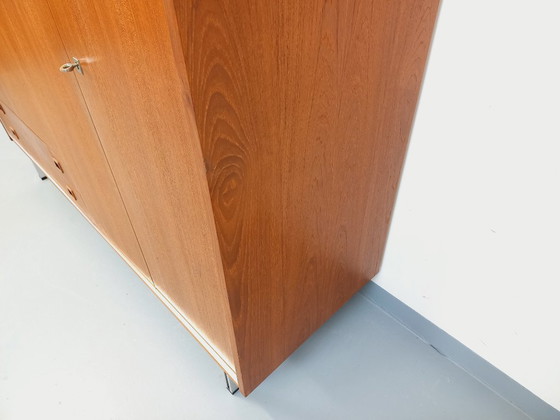 Image 1 of Vintage Scandinavische modernistische kledingkast van teakhout en metaal uit de jaren 60.