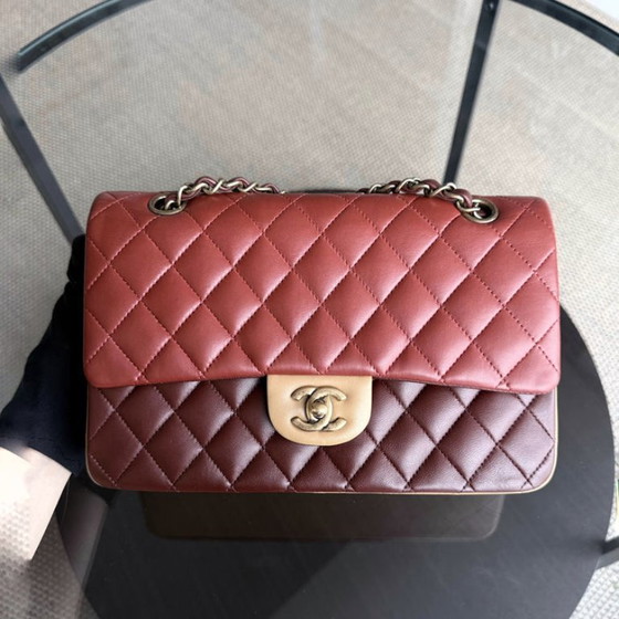 Image 1 of Chanel Classic Flap Medium - 25 cm gewatteerd lamsleer Tri-Colo goudkleurige hardware Serie 18