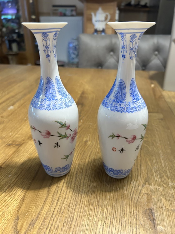 Image 1 of Twee eggshell porseleinen vaasjes , gemaakt in China periode 1950-1980 hoogte vaasjes 20cm