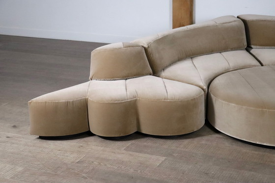 Image 1 of Roche Bobois "Paysage" Sofalandschaft aus beigem Samt von Hans Hopfer, 1974