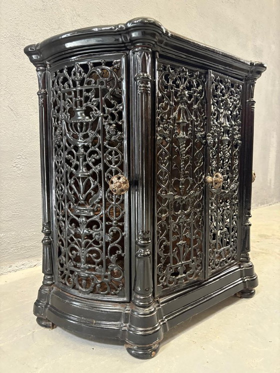Image 1 of Inserto de chimenea antiguo de hierro fundido con acabado negro ornamentado, siglo XIX, Europa.