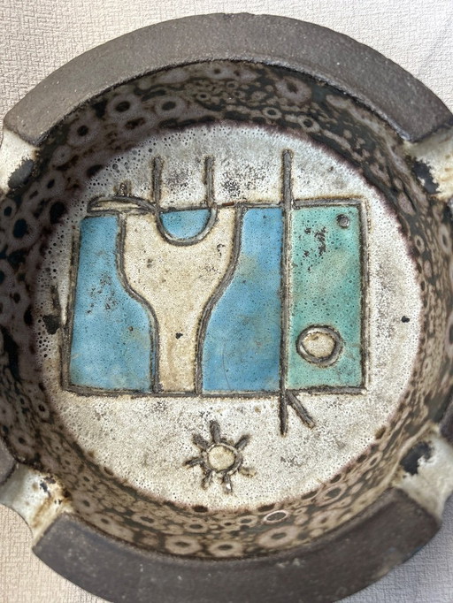 Este es un plato de cerámica de estudio único de Hannie Mein.