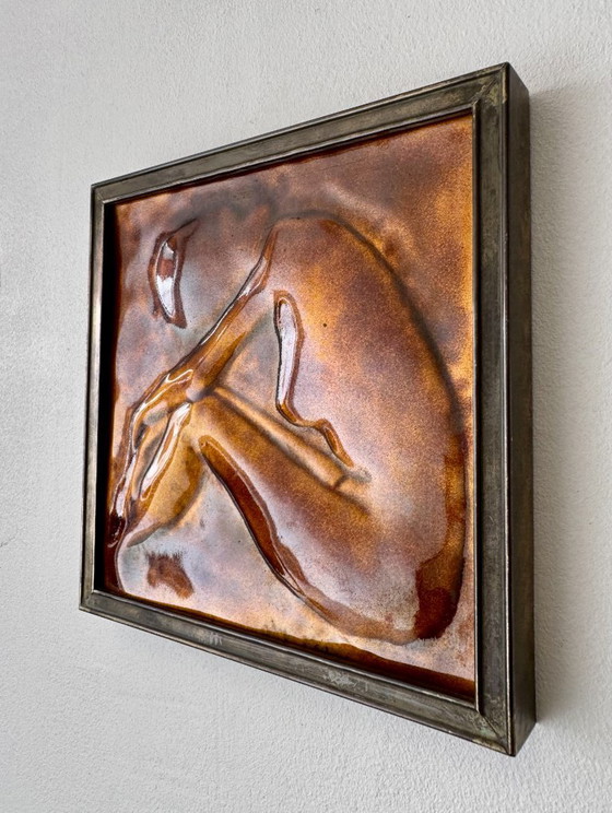 Image 1 of Vintage keramische reliëftegel met ingelijste vrouwelijke figuur