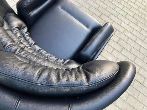 Image 1 of 2 chaises Joe Colombo Elda en cuir noir et fibre de verre blanche