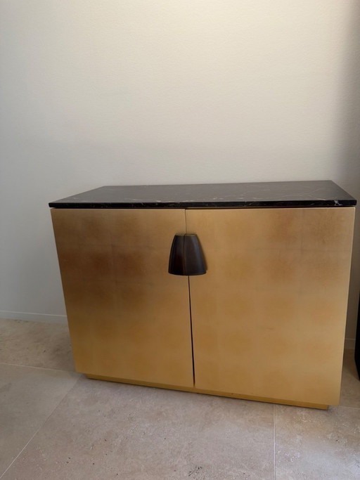 Cassettiera/Comò in foglia d'oro con piano in marmo Saint Laurent