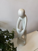 Sculpture en stéatite représentant un parent et un enfant