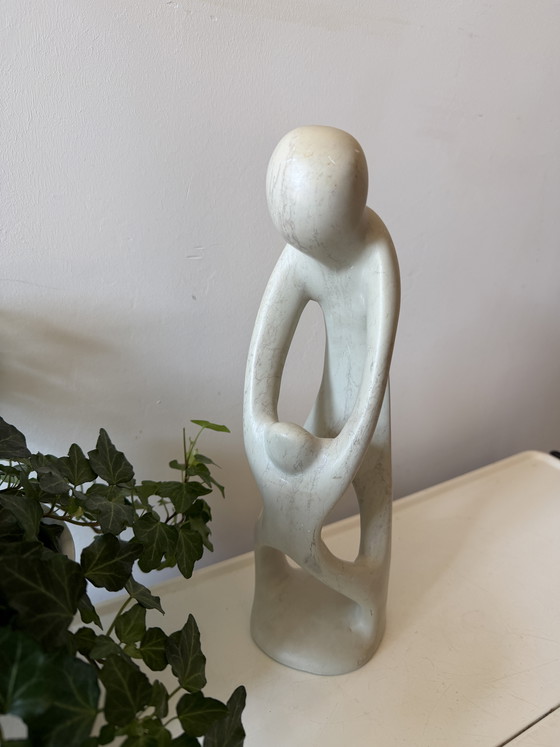 Image 1 of Sculpture en stéatite représentant un parent et un enfant