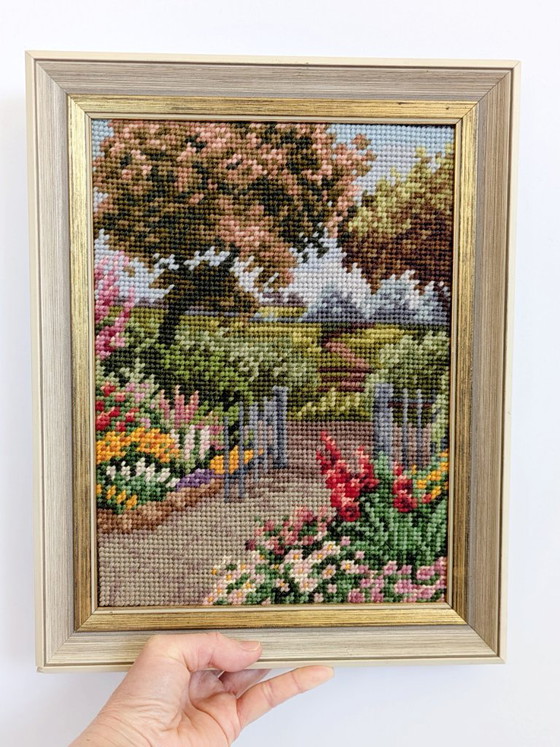 Image 1 of Ricamo vintage incorniciato con scena di giardino primaverile, arazzo da parete per arredamento in stile cottage.