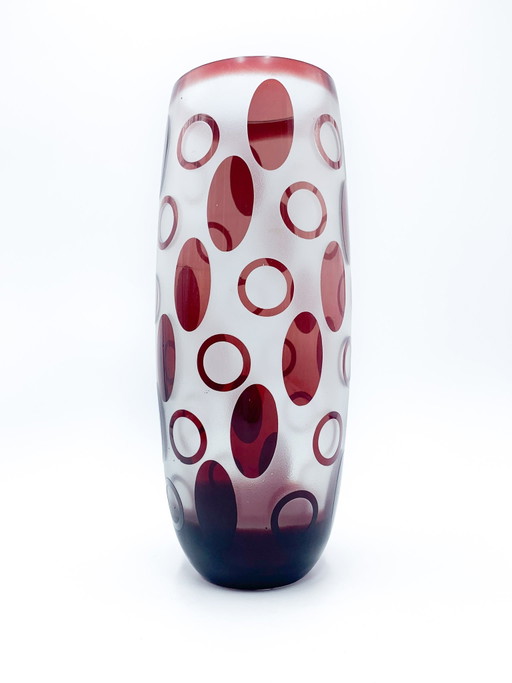 Vase en verre rouge à pois des années 1960