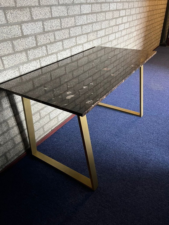 Image 1 of 2 x Tavolino di lusso in marmo marrone con gambe in metallo dorato - Qualità premium - Condizioni eccellenti