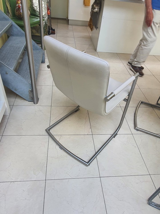 Image 1 of 6 sillas de comedor de diseño de Henders & Hazel en piel blanca.