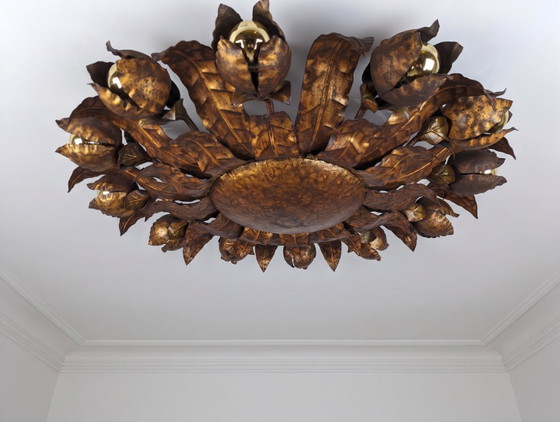 Image 1 of Grand plafonnier soleil en métal doré à motif floral, style années 1950
