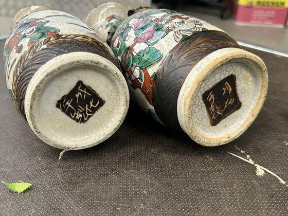 Image 1 of Porseleinen vazen met krijtwitte glazuur en krijgsscènes in Nanking-stijl gemaakt rond 1880-1900