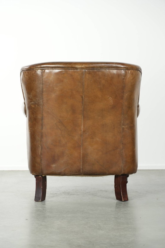 Image 1 of Stoere rundleren fauteuil in een mooi subtiel formaat met een prachtig patina