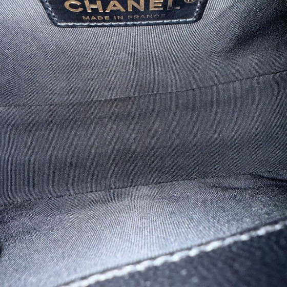 Image 1 of Borsa Chanel Boy Medium - Caviar 25 cm trapuntata con finitura granulata dorata Serie 24