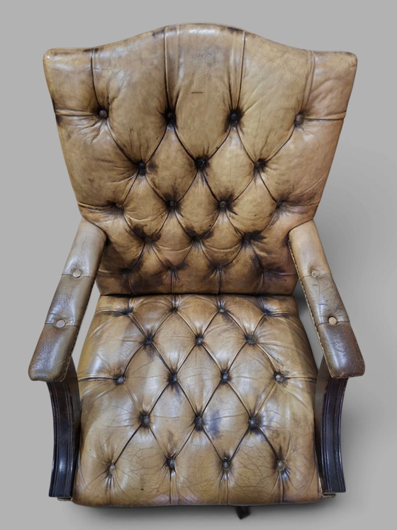 Old classic leather office chair with matching age traces. – Metal (photo 2 of 5)