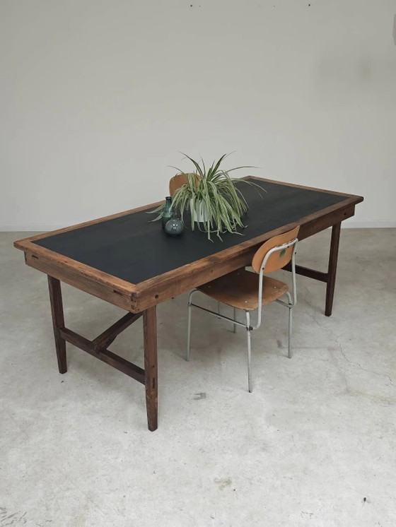 Tavolo pieghevole da officina vintage in rovere con piano nero patinato a mano. – Tavoli da pranzo (photo 2 of 37)