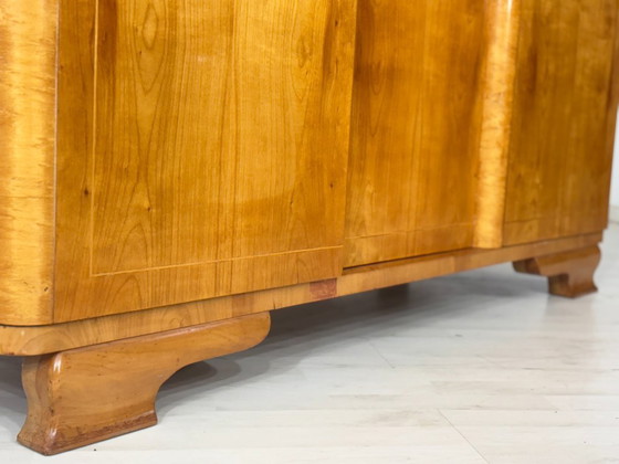 Image 1 of Armoire style années 50 / Meuble en bois / Placard à linge / Armoire de chambre vintage