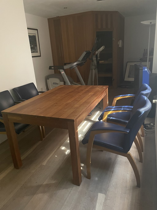Table en merisier longueur 140 largeur 90 (les chaises LEOLUX sont également à vendre)