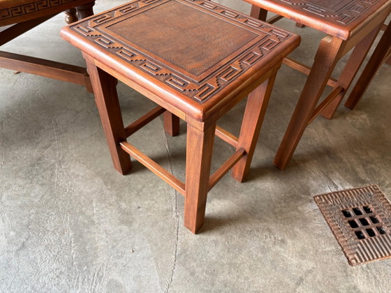 Image 1 of Zuid Amerikaanse leren salontafel en drie bijzettafels 
